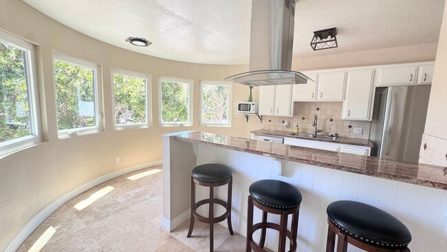 Building Photo - La Costa 2 bedroom Just Minutes from the B...
