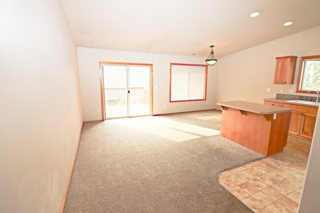 Building Photo - Townhome NE Bend