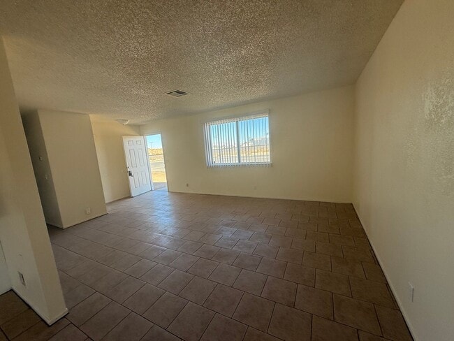 Building Photo - Hesperia Duplex-Spacious 2 Bedrooms, 1 Bat...