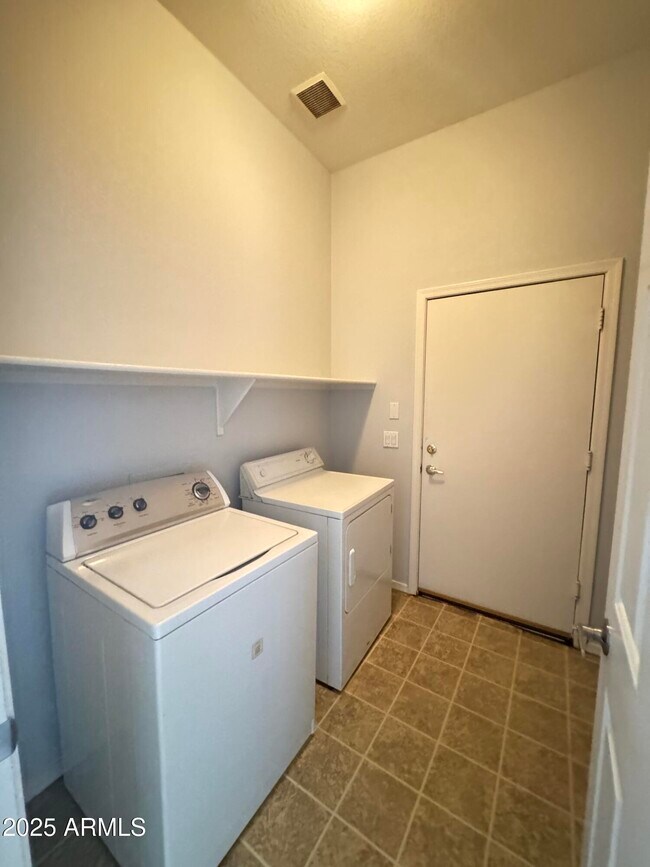 Building Photo - 6511 S 5th Way