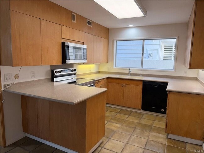 Building Photo - 321 Coral Ave