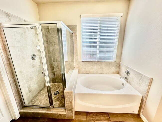 Building Photo - North Clovis 3/3 with Bonus Room and Pool