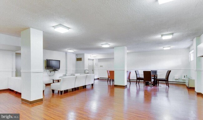 Building Photo - 2059 Huntington Ave