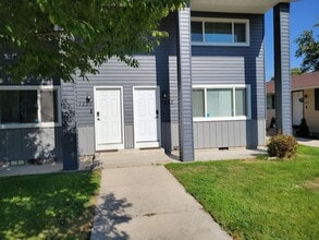 Building Photo - Newly Renovated Townhouse - Pet Friendly!!