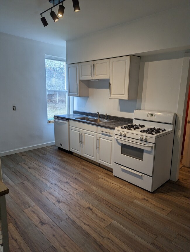 Building Photo - 3205 Parkview Ave