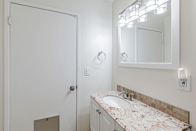 Building Photo - Saratoga Gem - 4BR Home Open Floor Plan & ...