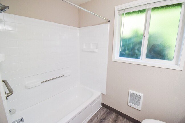 Building Photo - Newly Updated Single Level 2 Bedroom Apt in SE Portland!