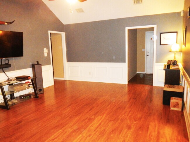 Building Photo - 1502 Winchester Dr