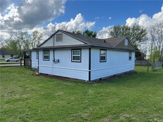 Building Photo - 851 S Jersey St