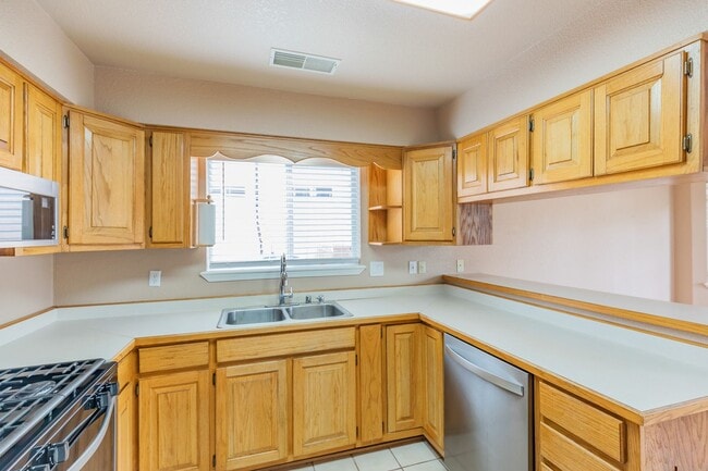 Building Photo - 3 Bedroom 2 Bath Home