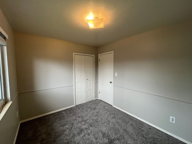 Building Photo - 3 bed 2 bath townhouse - Great Location