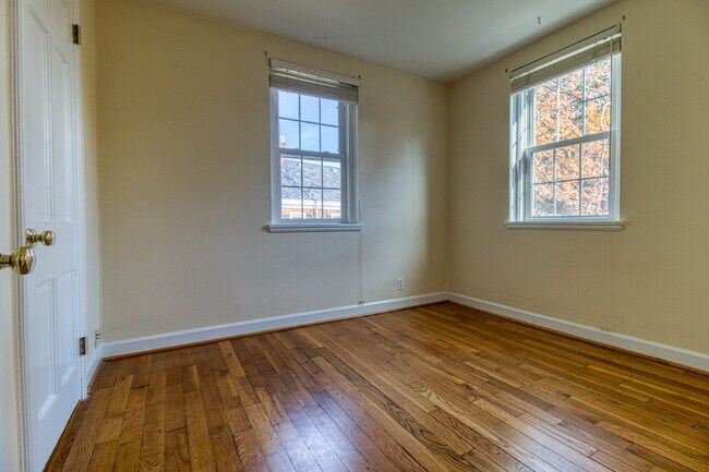 Building Photo - Discover Exceptional Townhouse Living!