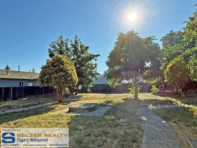 Building Photo - 539 N School St