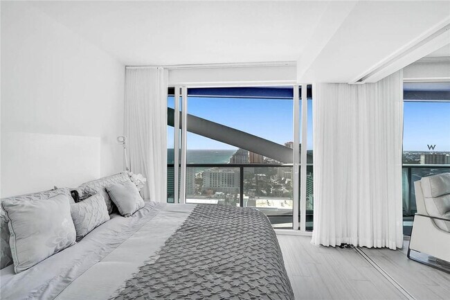 Building Photo - 3101 Bayshore Dr