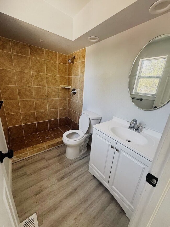 Building Photo - Spacious 3 Bedroom Home with Vaulted Ceilings & Fireplace