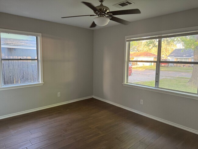 Building Photo - 1609 Camille St