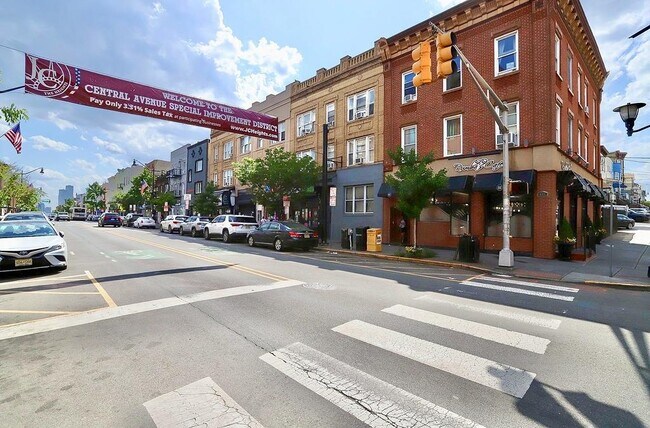 Building Photo - 502 Central Ave