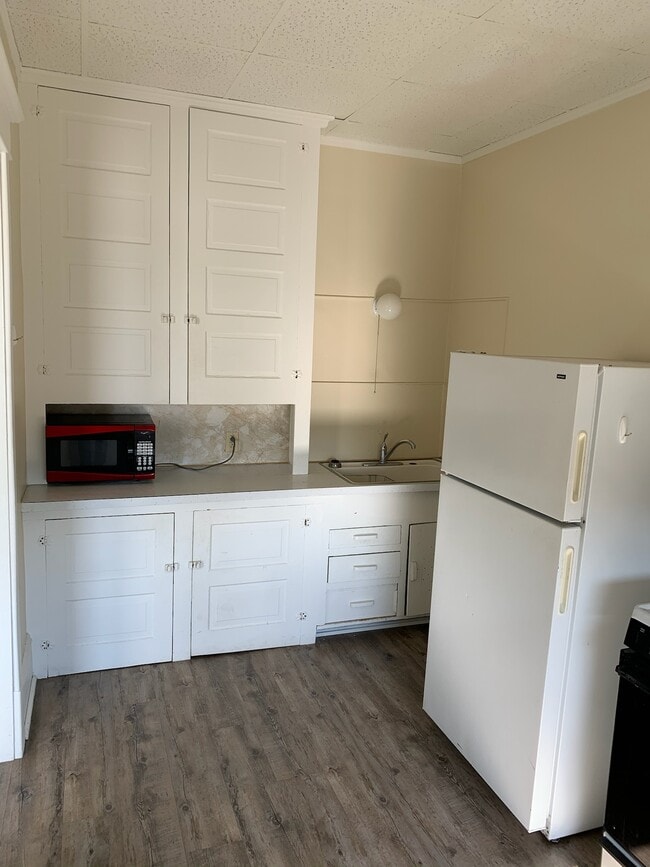 Building Photo - 133 E Main St