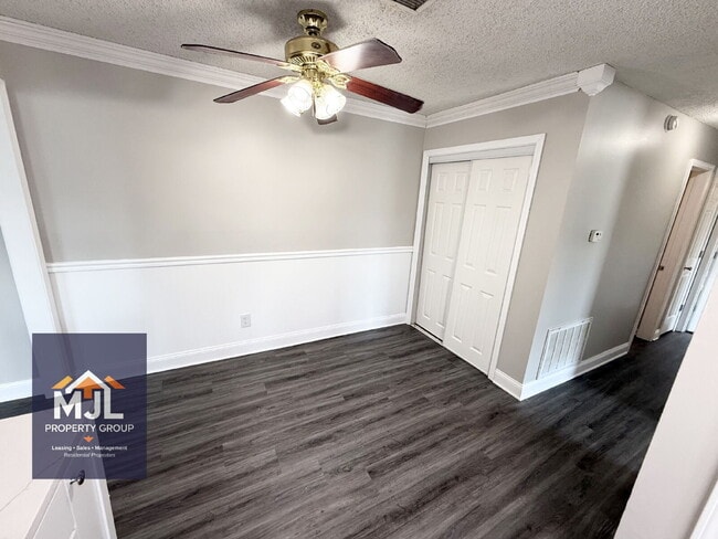 Building Photo - Renovated 2 Bedroom/ 1 Bath Apartment with Garage *READY NOW*