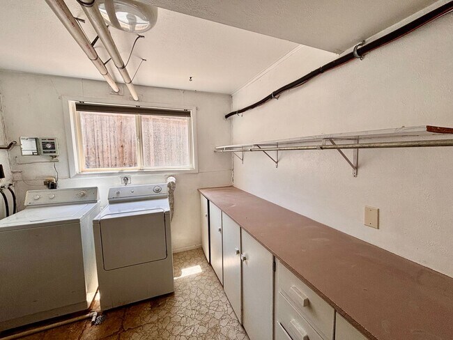Building Photo - Spacious 4-Bedroom Home in Central Colorado Springs
