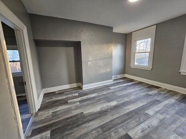 Building Photo - Newly updated 3 bedroom 1 bath apartment in the Northside!