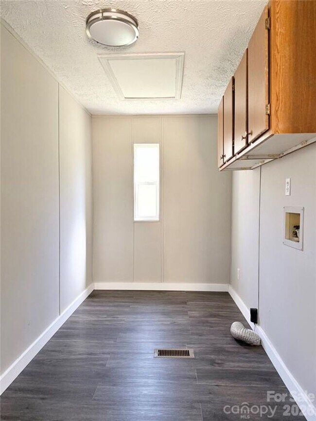 Building Photo - 4 Bedroom/2 Bath Home for Rent