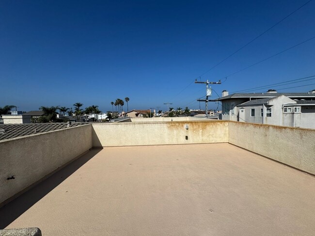Building Photo - COASTAL Living | Blocks from the beach
