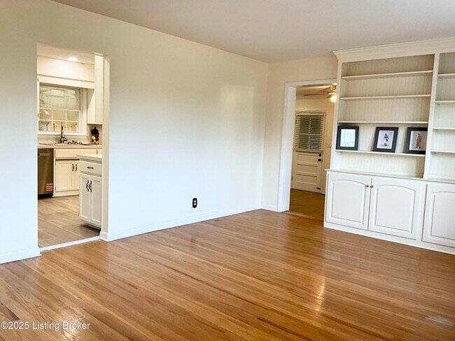 Building Photo - 7913 Greenway Dr