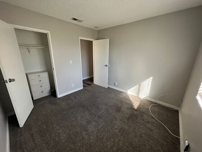 Building Photo - STUNNING 4BD/2BA SINGLE STORY IN HENDERSON. NO HOA!!