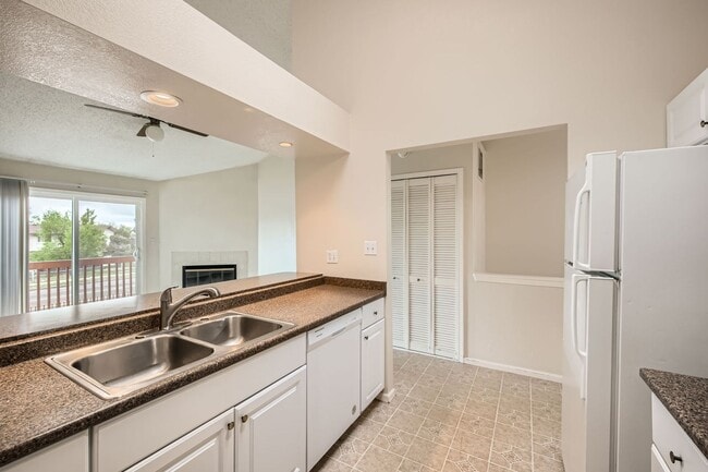Building Photo - 2 Bedroom, 1 1/2 Half Bath, End Unit Townhome!