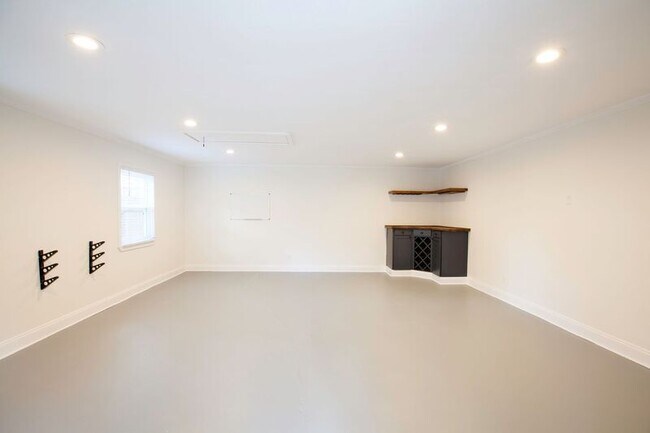 Building Photo - 10140 Shadyview Dr