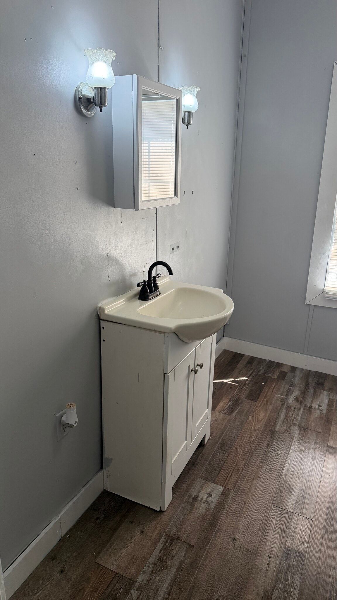 2nd Full Bathroom - 1108 Wyllie Ave