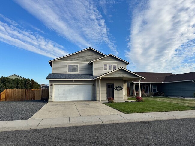 Primary Photo - Warm & Inviting 4-Bed, 2-Bath Home with Fe...