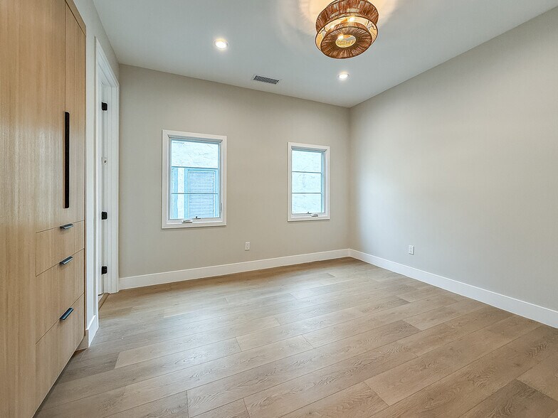 Building Photo - 150 N Arnaz Dr