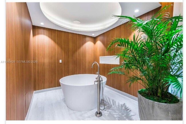 Building Photo - 2831 S Bayshore Dr