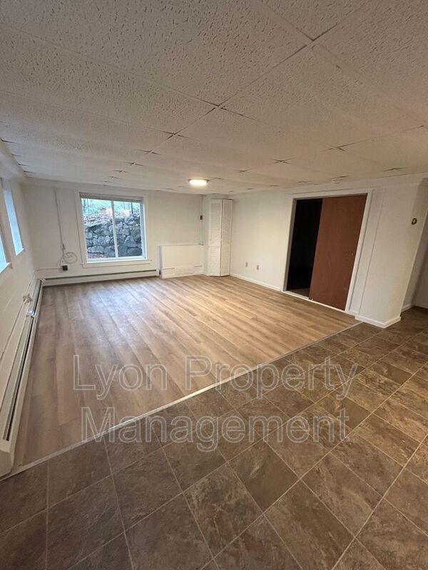 Building Photo - 1495 Ten Rod Rd