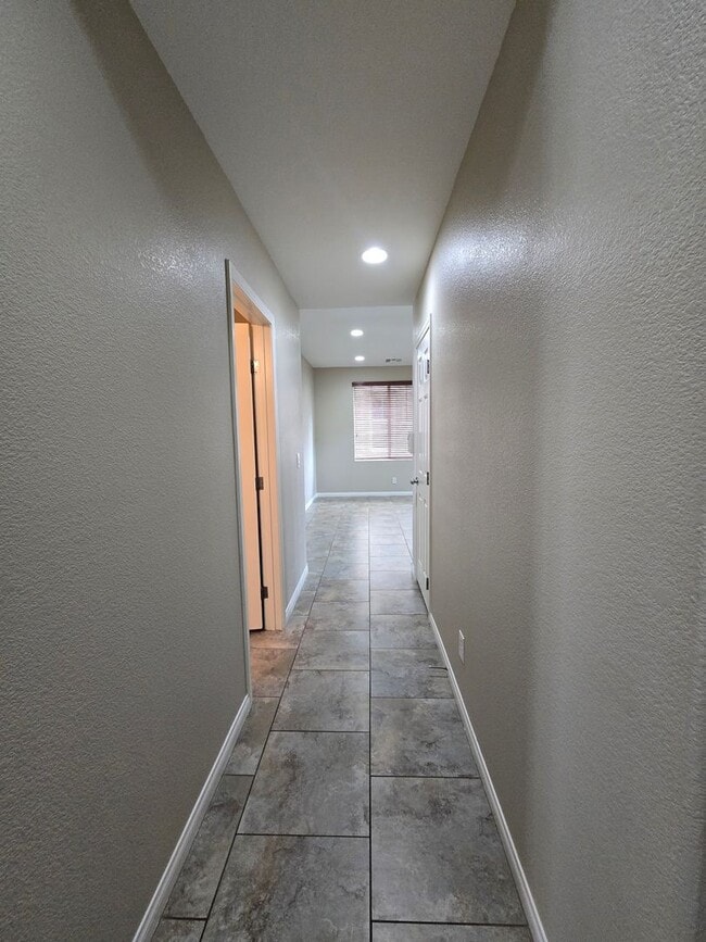 Building Photo - 4 BED, 2 1/2 BATH, 2 STORY HOME!!