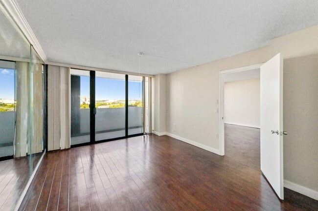 Building Photo - 5600 N Flagler Dr