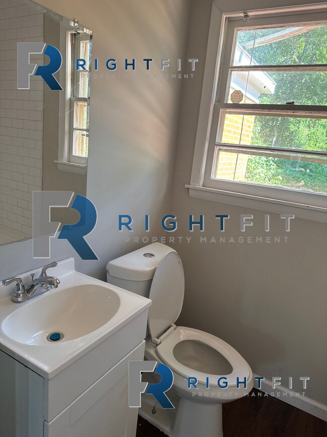 Building Photo - Charming House in Columbus