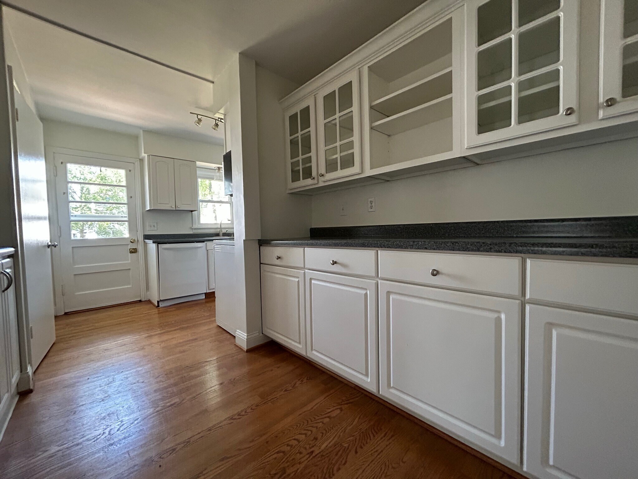 butler's pantry area looking into kitchen - 117 Morningside Dr