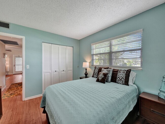 Building Photo - Beautiful fully furnished 2 bedroom 1.5 bath.
