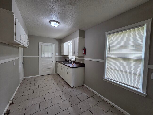 Building Photo - 4062 Shirley Dr