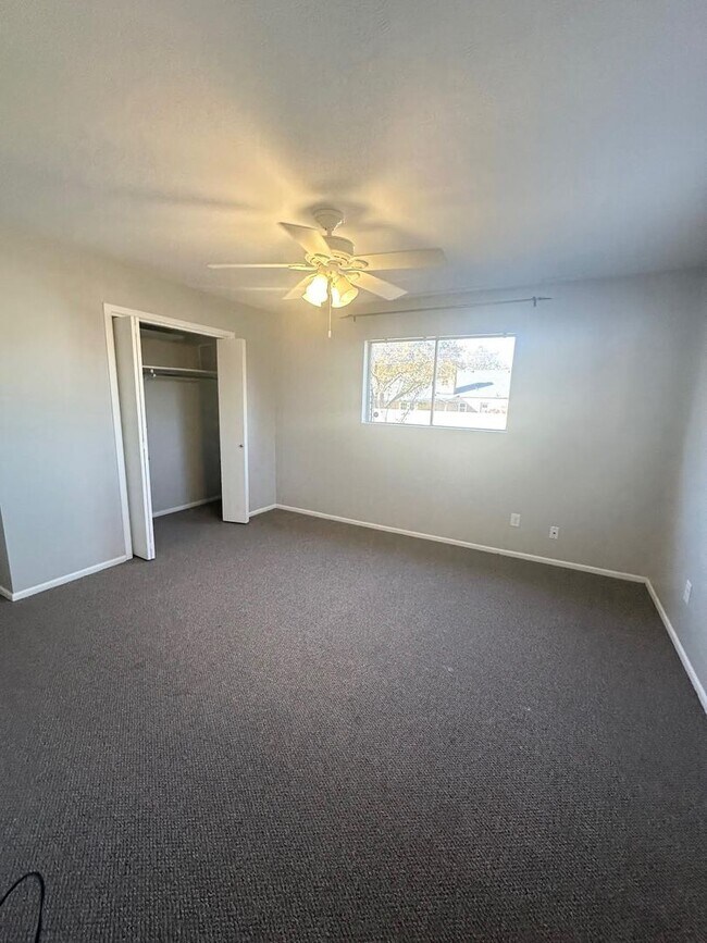 Building Photo - 3 Bed 2 Bath Ready to Rent ASAP! Fully remodeled bathrooms!