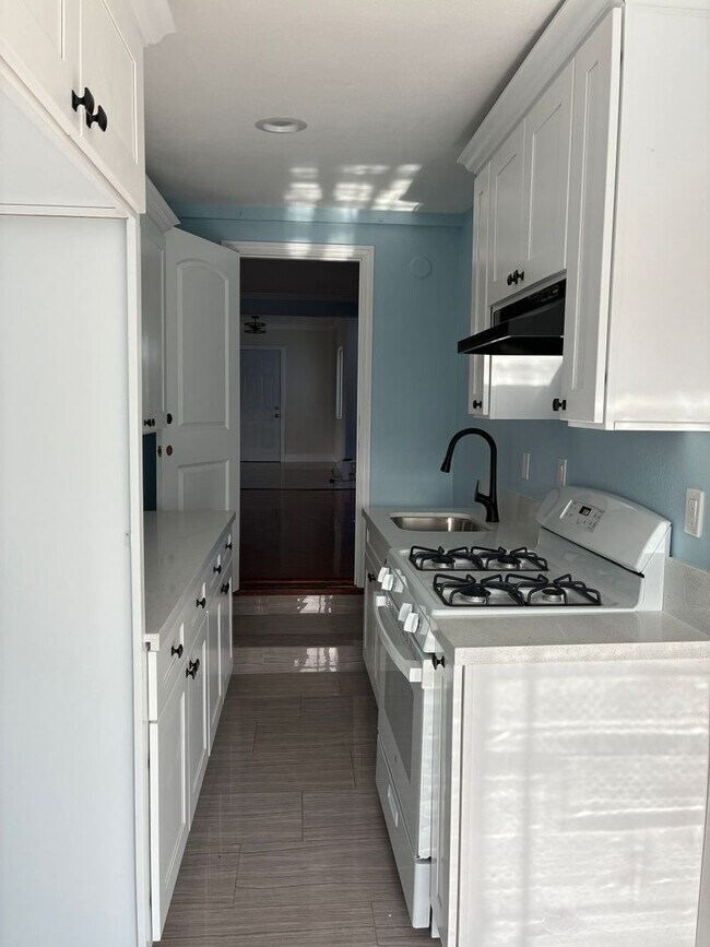 Building Photo - 5 Bedroom 4 Bath House in Garden Grove