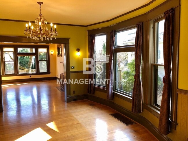 Building Photo - Close-In NE Portland Victorian Offers  Perfect Blend of  Old Charm with Newer Amenities. Lush Pri...