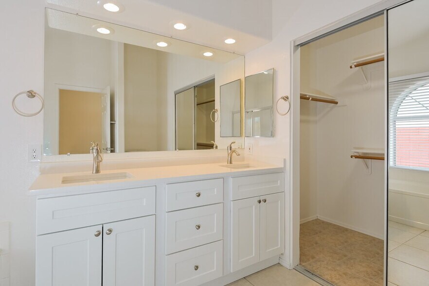 Building Photo - 10030 E English Woods Rd