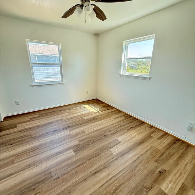 Building Photo - 143 Bastrop Bayou Dr