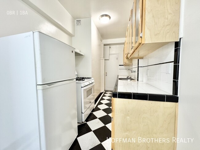 Building Photo - 841 Serrano Ave