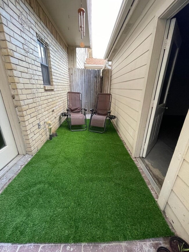 Building Photo - 800 Country Pl Dr