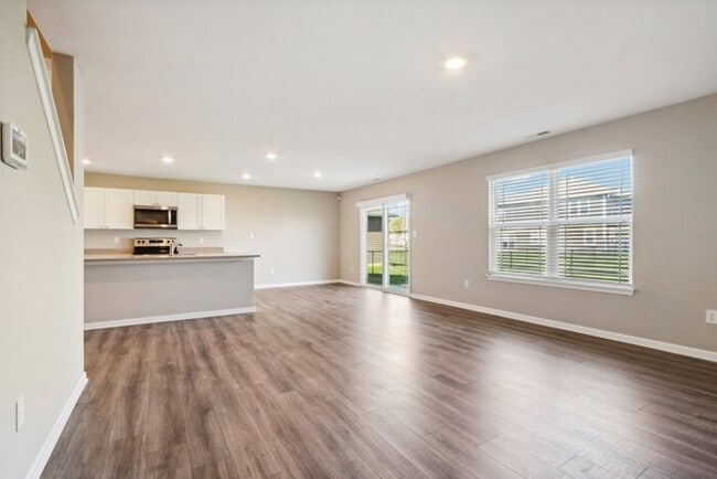 Building Photo - Fantastic 5bd/3ba home! Let yourself in!